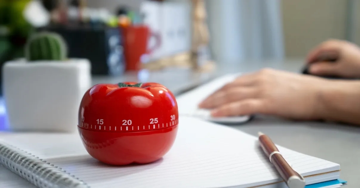 Pomodoro-Timer auf einem Schreibtisch