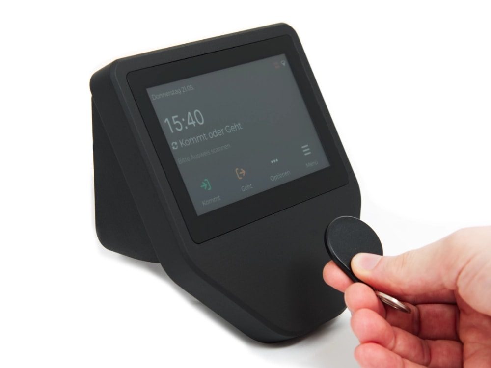 Foto eines TimeFusion RFID-Terminals an einer Wand mit vorgehaltenem RFID-Schlüsselanhänger